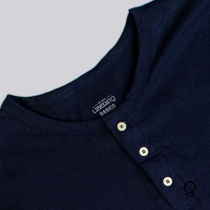 REMERA LIBERATO BASICS CUELLO AZUL MARINO