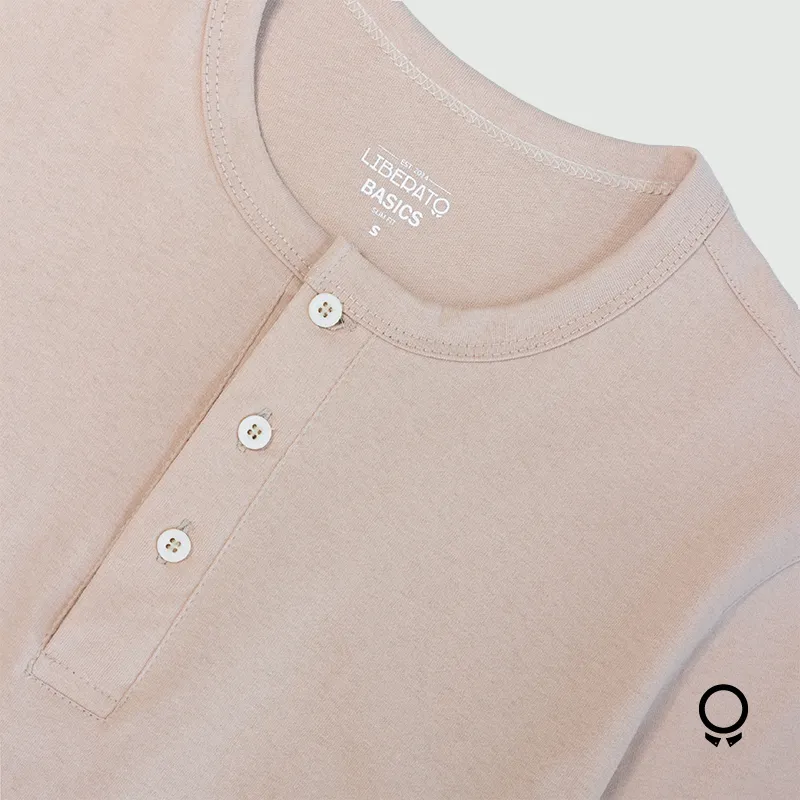REMERA LIBERATO BASICS CUELLO HENLEY BEIGE
