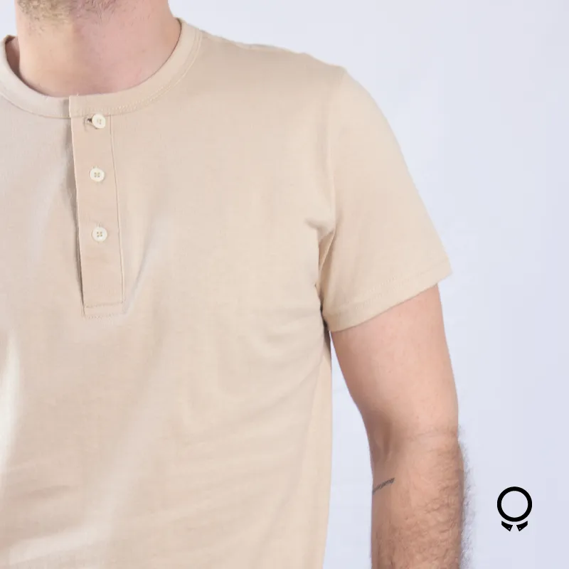 REMERA LIBERATO BASICS CUELLO HENLEY BEIGE