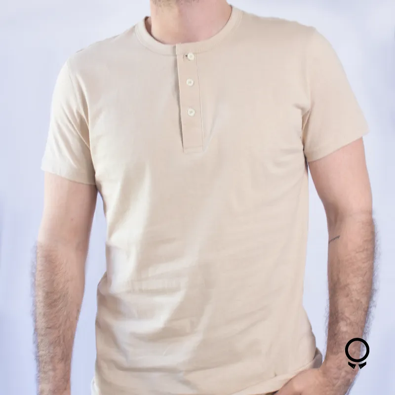 REMERA LIBERATO BASICS CUELLO HENLEY BEIGE