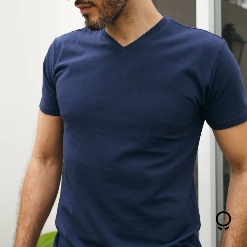REMERA LIBERATO BASICS PREMIUM TEE V AZUL MARINO