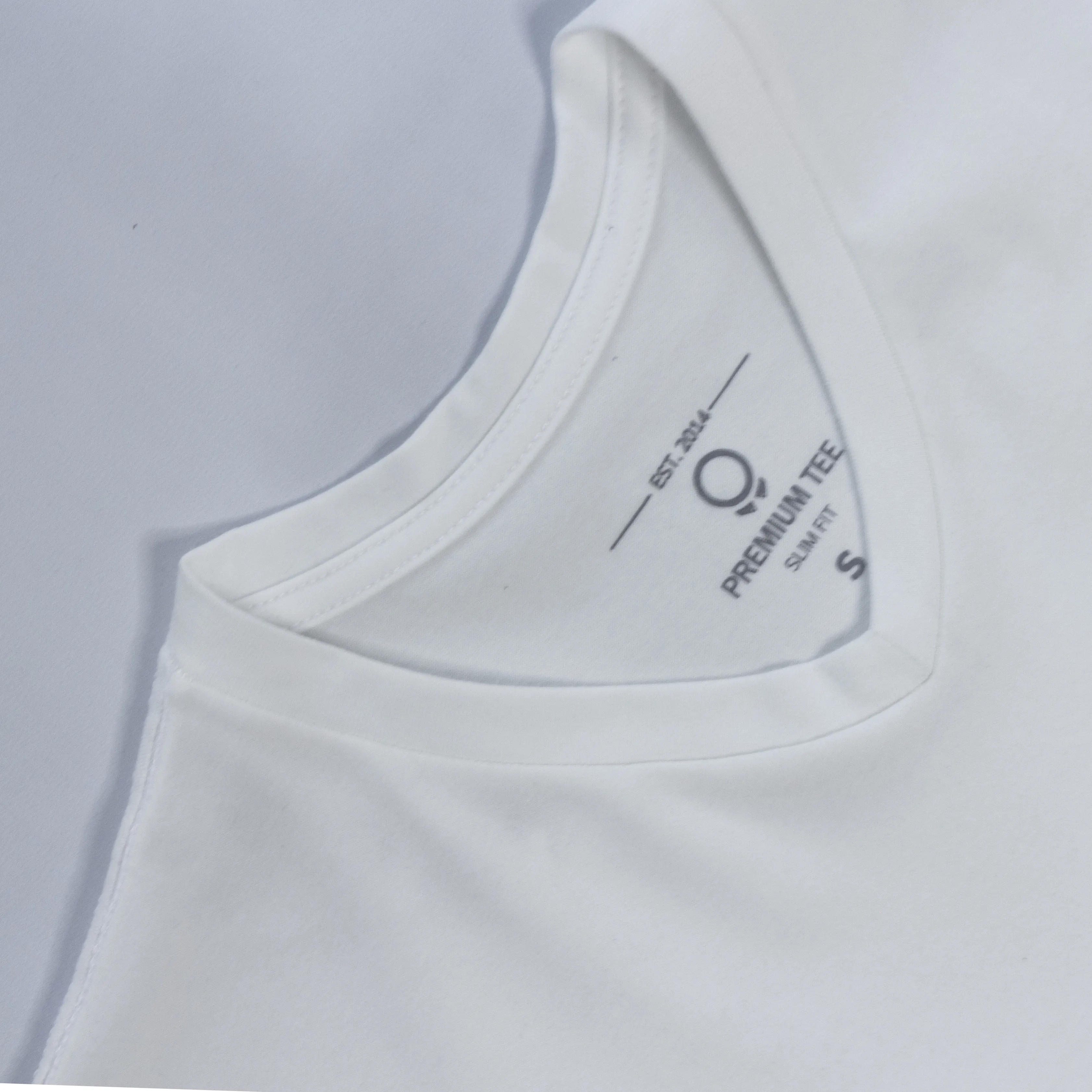 REMERA LIBERATO BASICS PREMIUM TEE V BLANCA