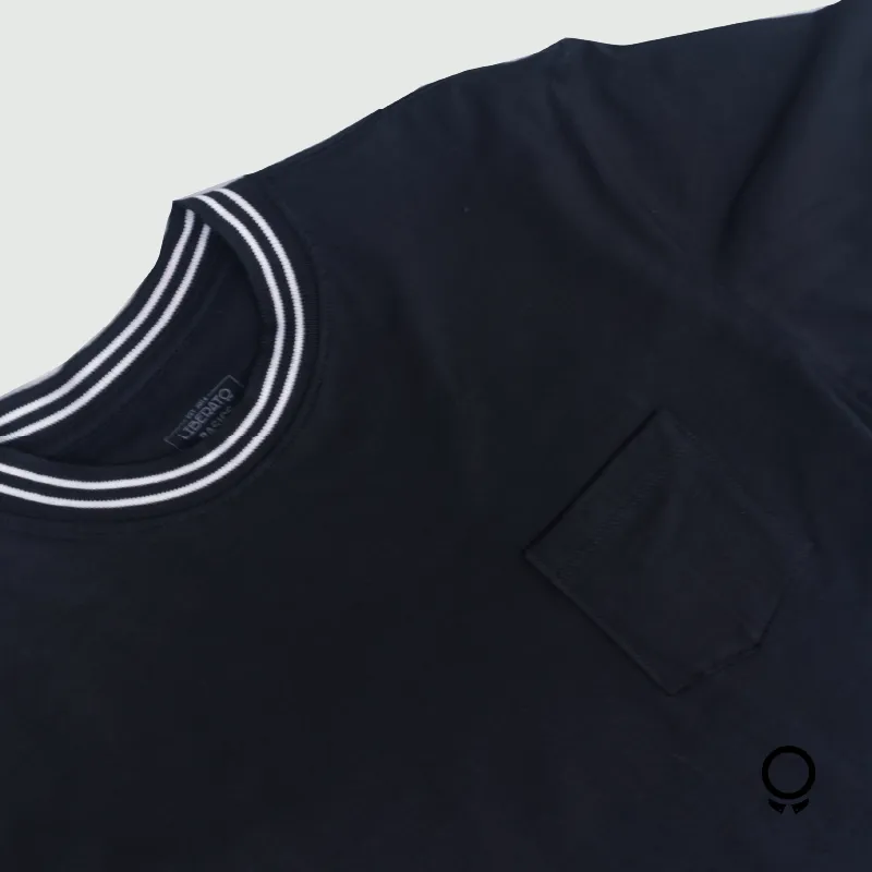 REMERA LIBERATO BASICS CON BOLSILLO NEGRA CON BLANCO