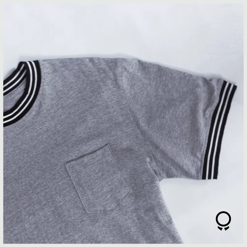 REMERA LIBERATO BASICS CON BOLSILLO GRIS DETALLE EN EL CUELLO