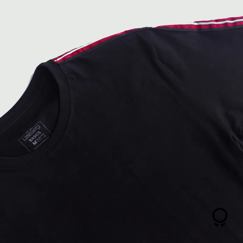 REMERA LIBERATO BASICS NEGRO DETALLE EN EL HOMBRO
