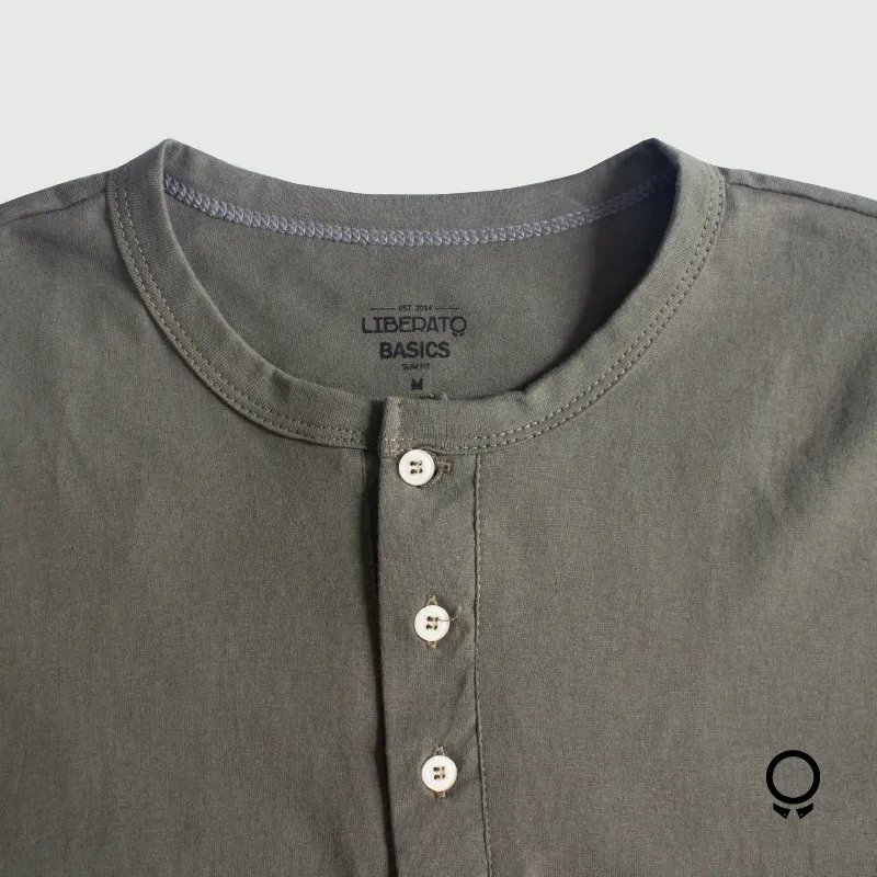 REMERA LIBERATO BASICS HENLEY VERDE