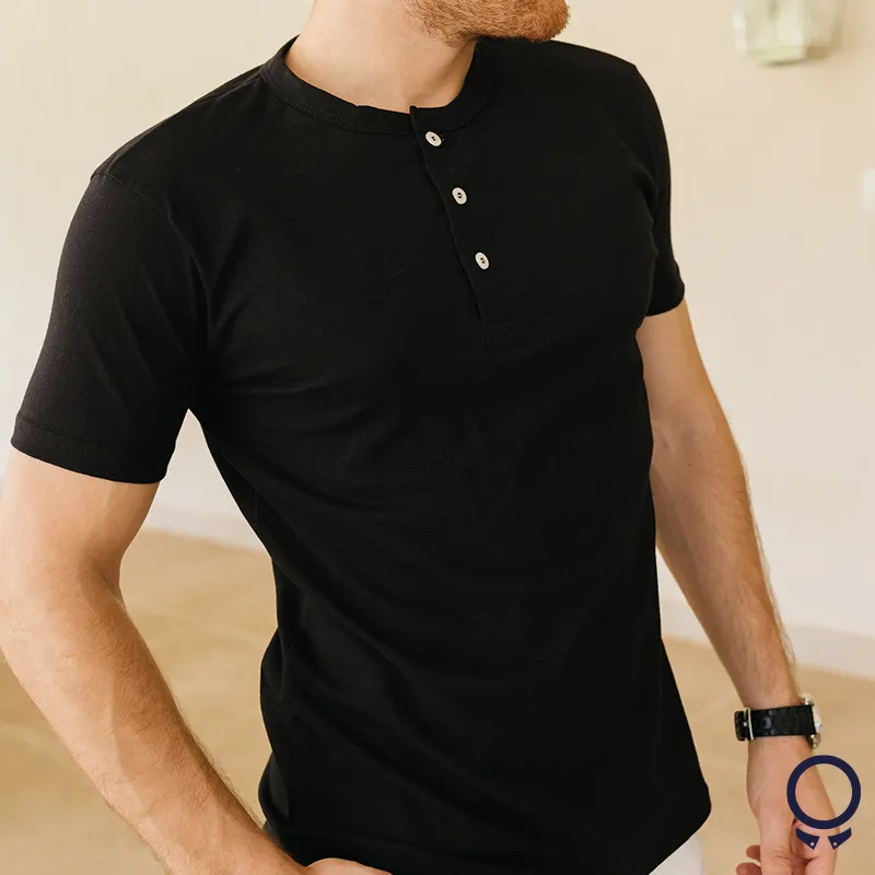 REMERA LIBERATO BASICS HENLEY NEGRA