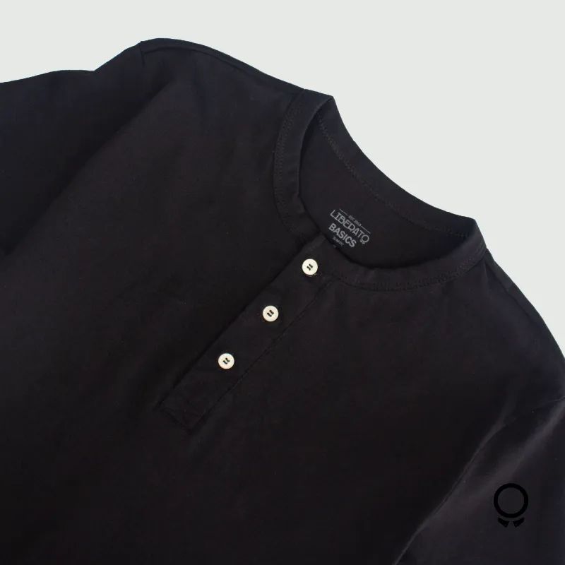 REMERA LIBERATO BASICS HENLEY NEGRA