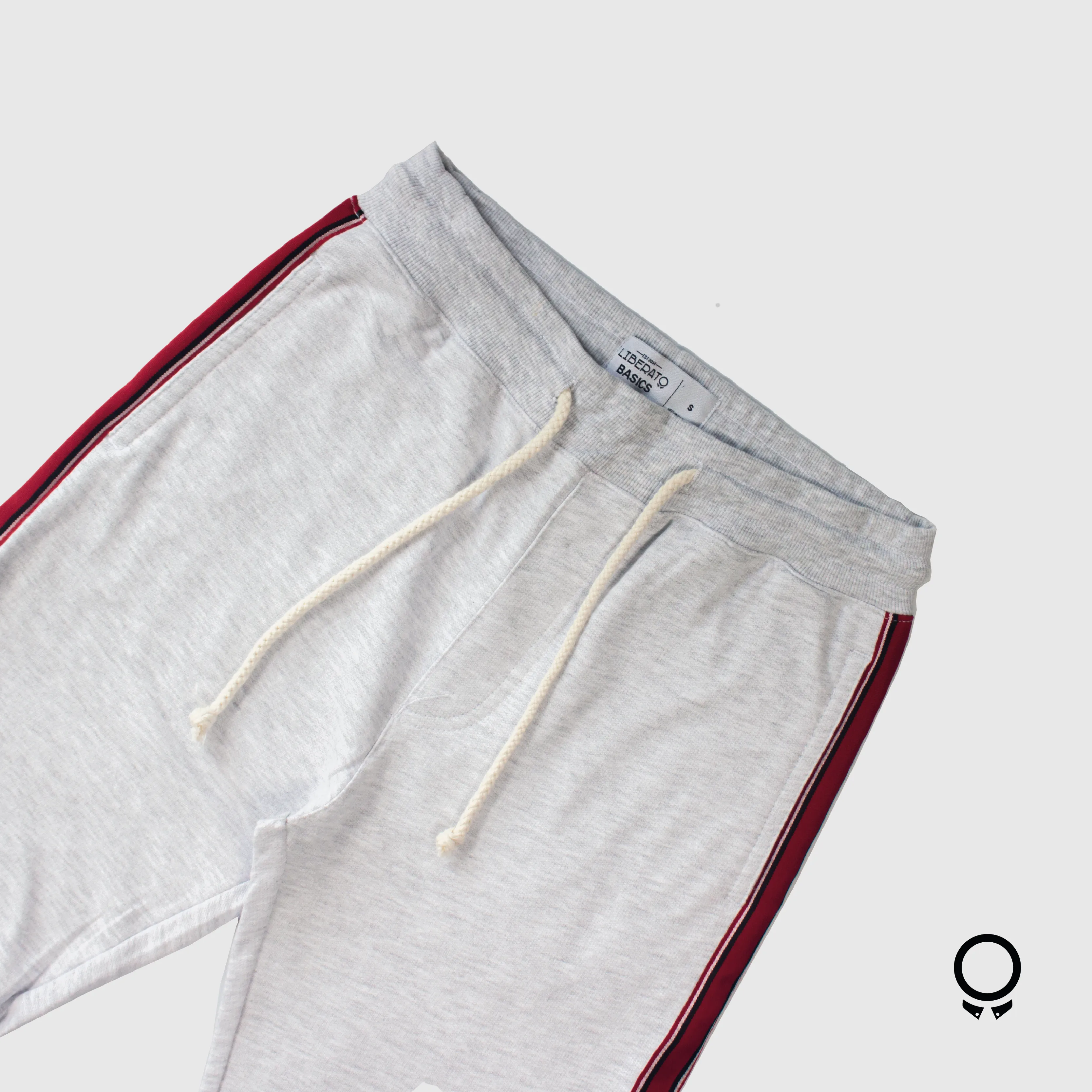 JOGGER LIBERATO BASICS GRIS CLARO CINTA ROJA