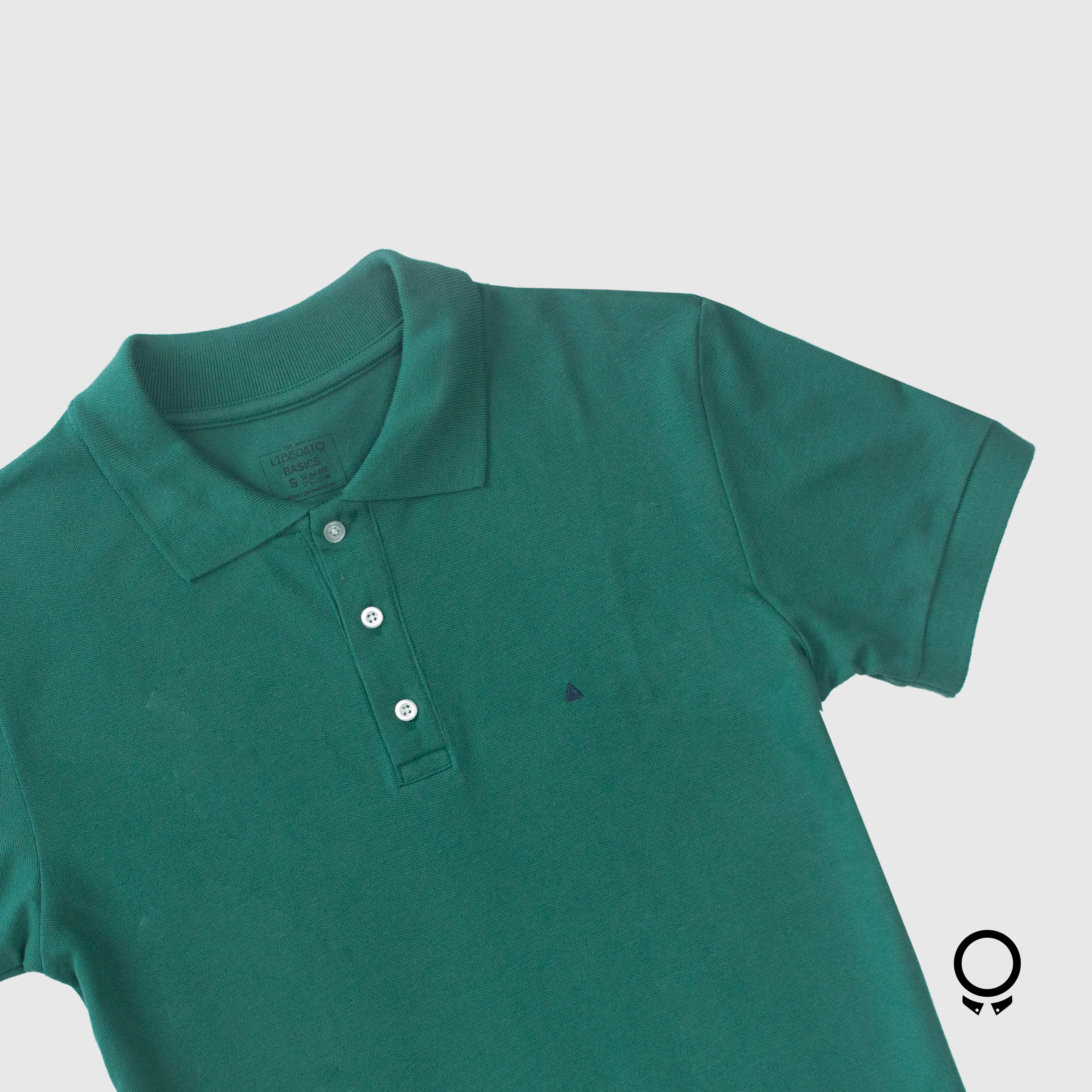REMERA LIBERATO BASICS CUELLO POLO VERDE OSCURO CON LOGO