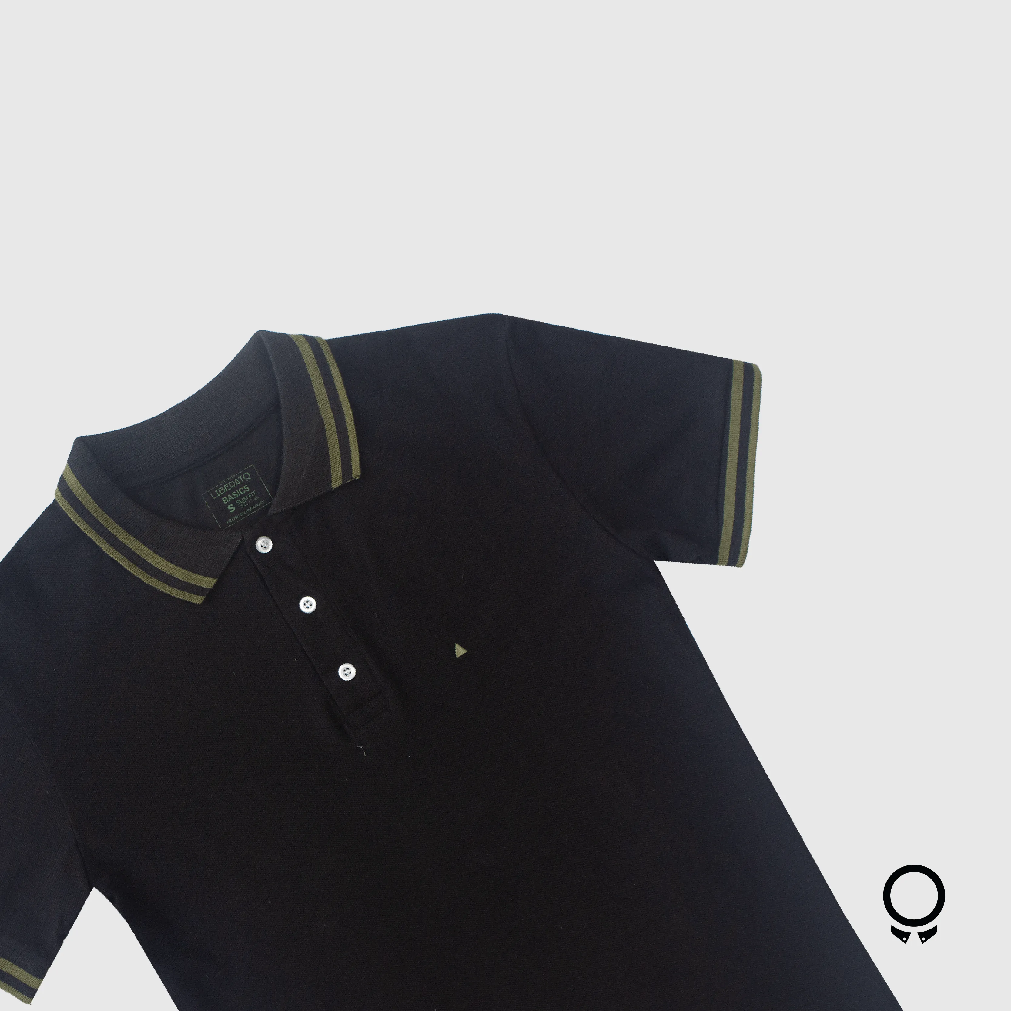 REMERA LIBERATO BASICS CUELLO POLO NEGRA DETALLE VERDE