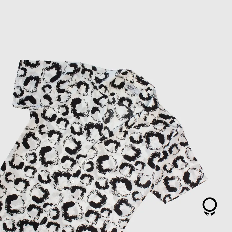 CAMISA LIBERATO BASICS PLAYERA BLANCO MOTAS GRANDES NEGRO