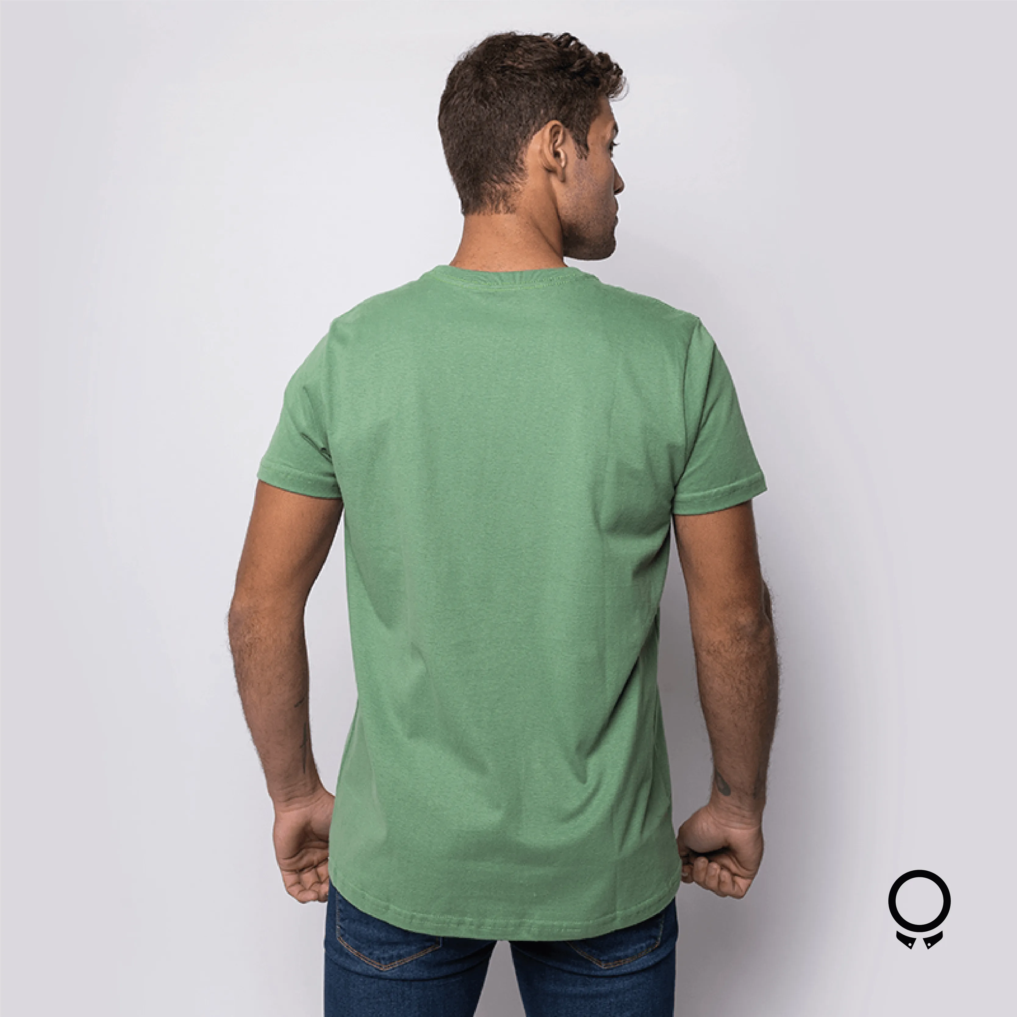 REMERA LIBERATO REGULAR FIT BASICS VERDE LOGO AL TONO