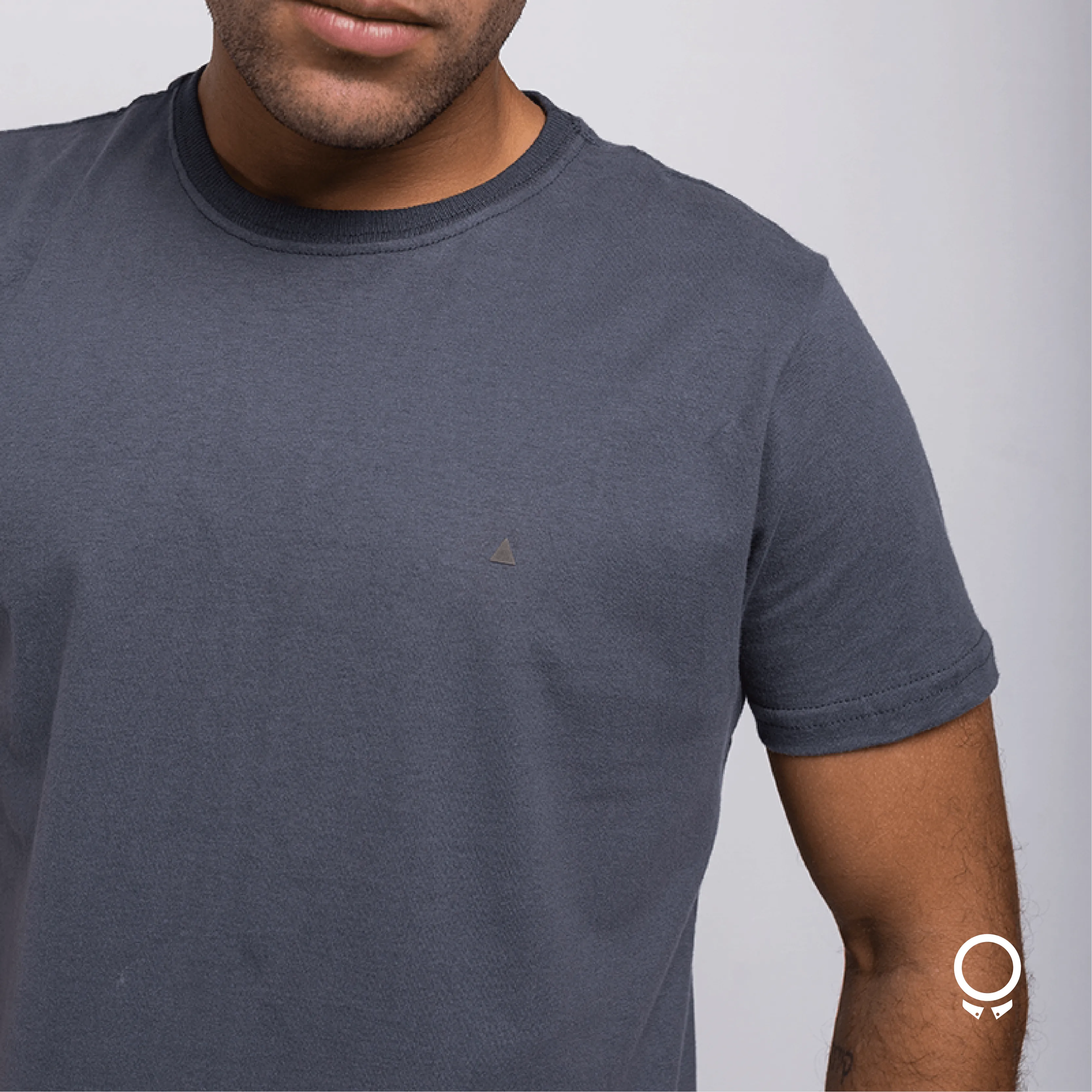 REMERA LIBERATO BASICS REGULAR FIT GRIS RELIEVE AL TONO