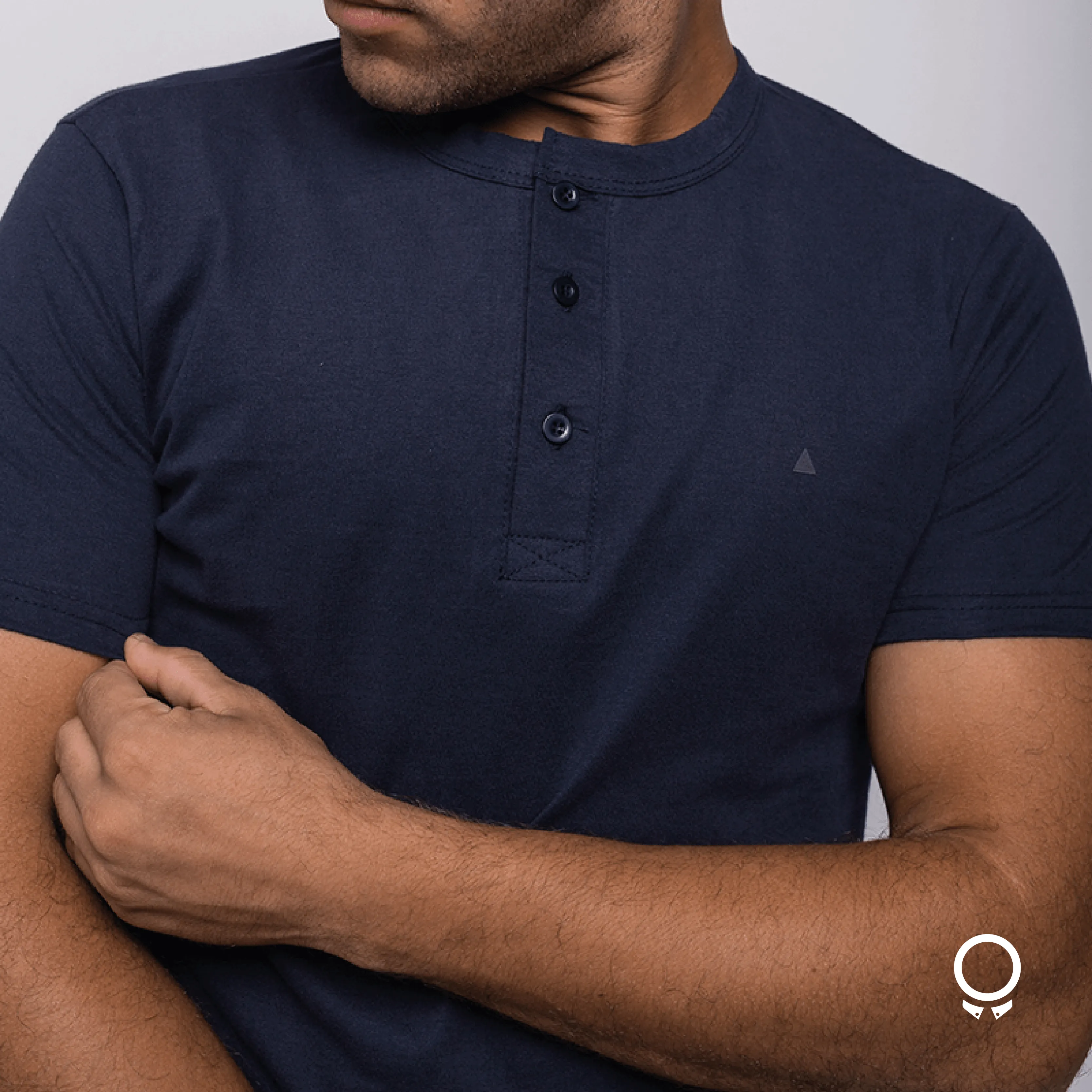 REMERA LIBERATO BASICS HENLEY AZUL RELIEVE AL TONO