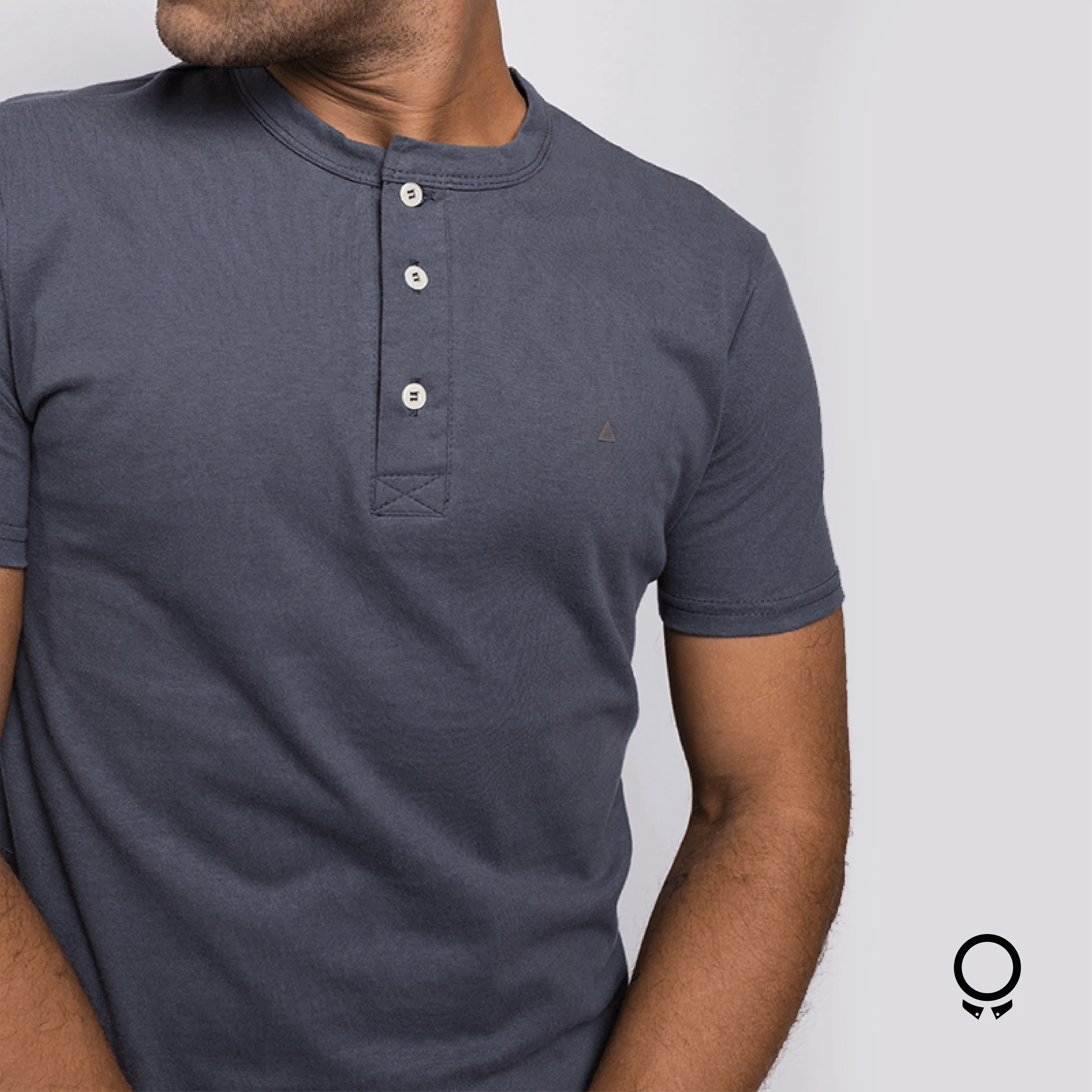 REMERA LIBERATO BASICS HENLEY GRIS RELIEVE AL TONO