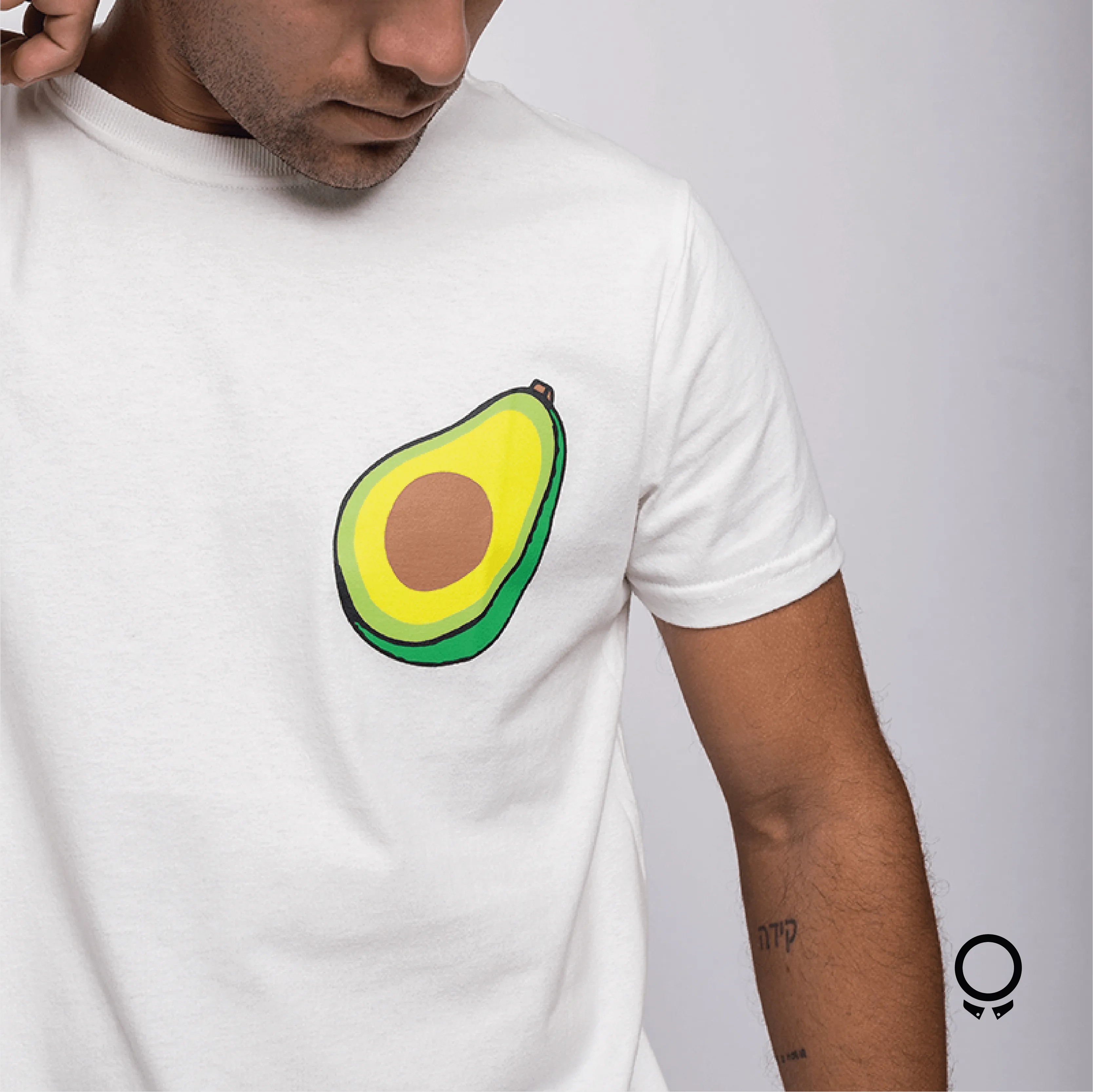 REMERA LIBERATO BASICS REGULAR FIT BLANCA AVOCADO