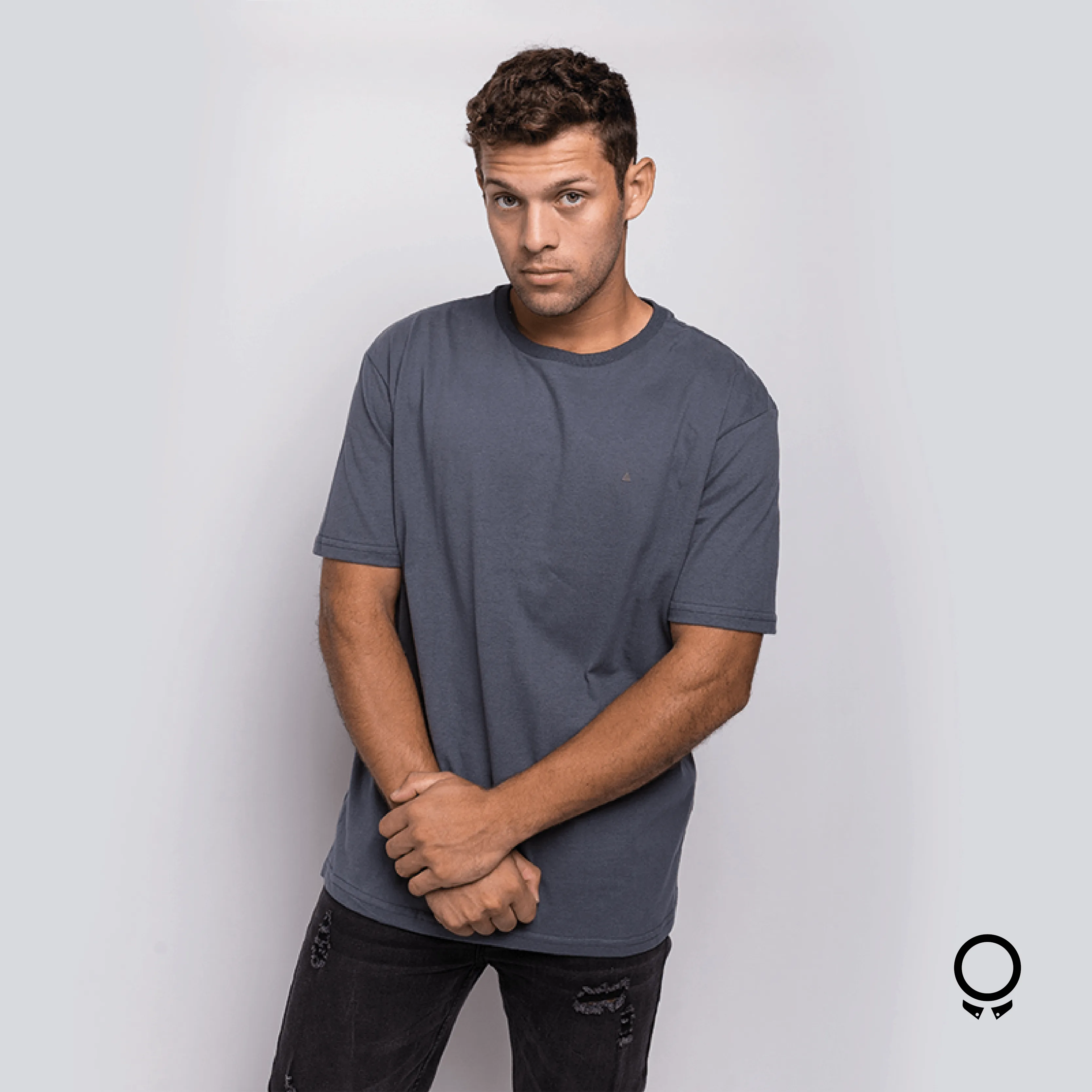 REMERA LIBERATO BASICS OVERSIZE GRIS RELIEVE AL TONO