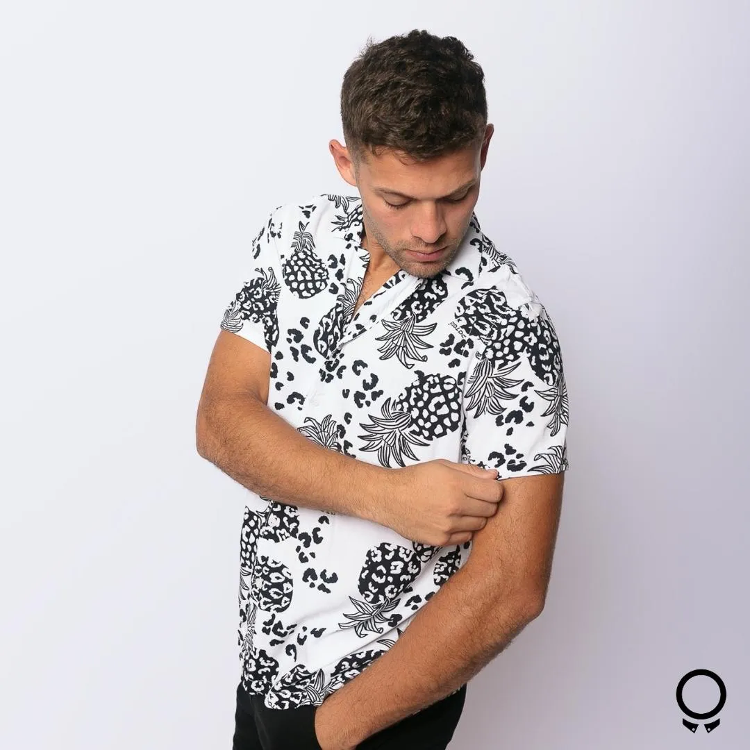 CAMISA LIBERATO BASICS PLAYERA NEGRA PIÑAS