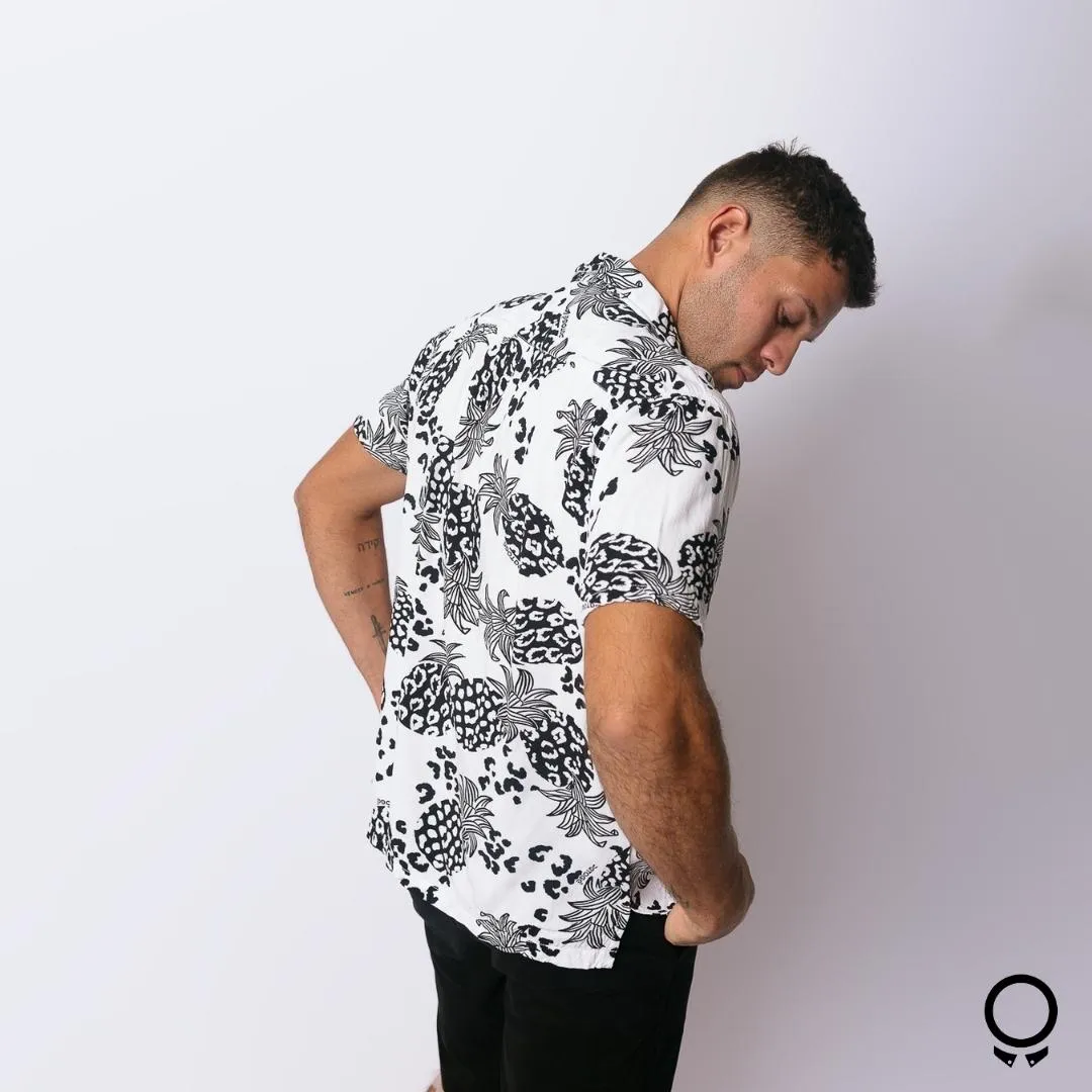 CAMISA LIBERATO BASICS PLAYERA NEGRA PIÑAS