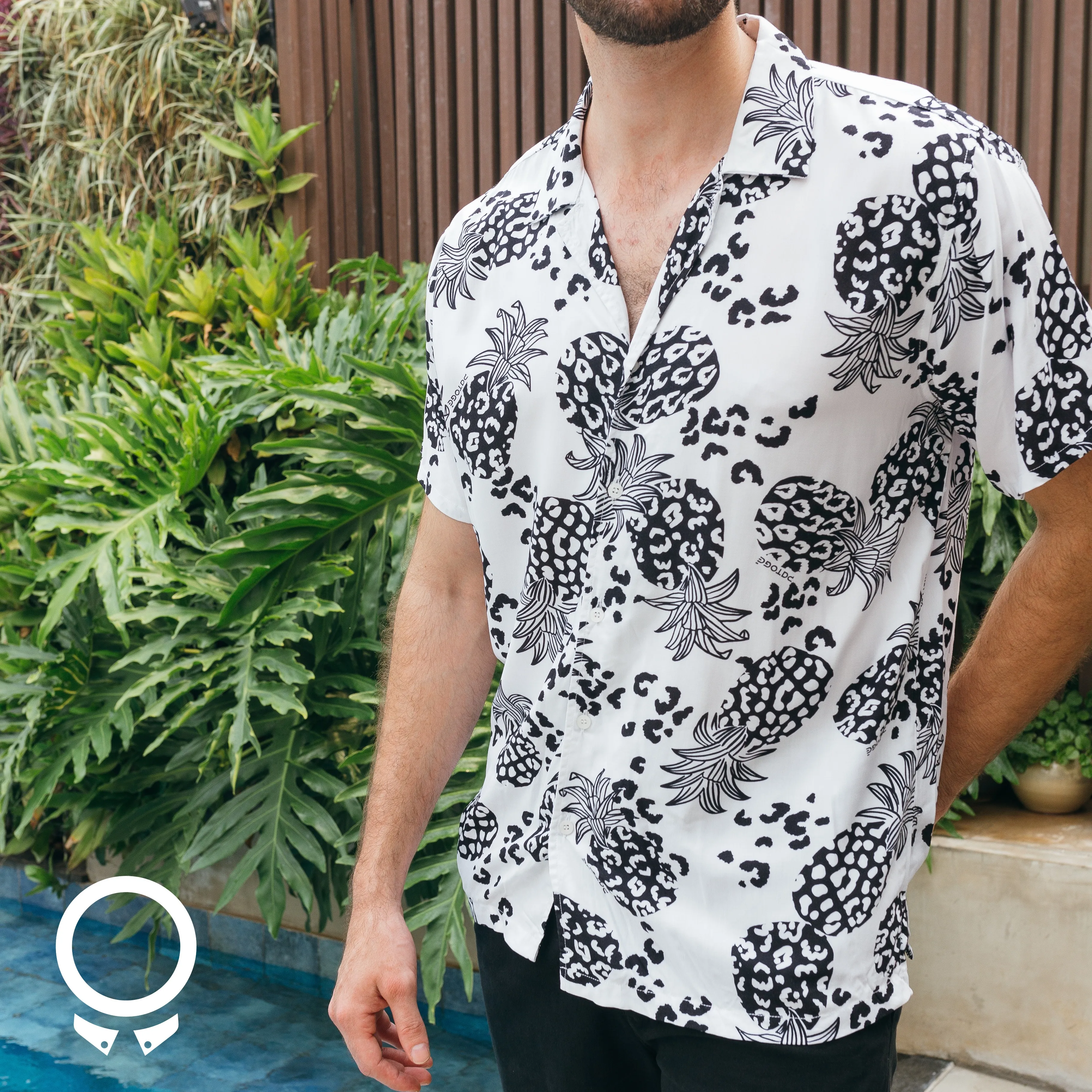 CAMISA LIBERATO BASICS PLAYERA NEGRA PIÑAS