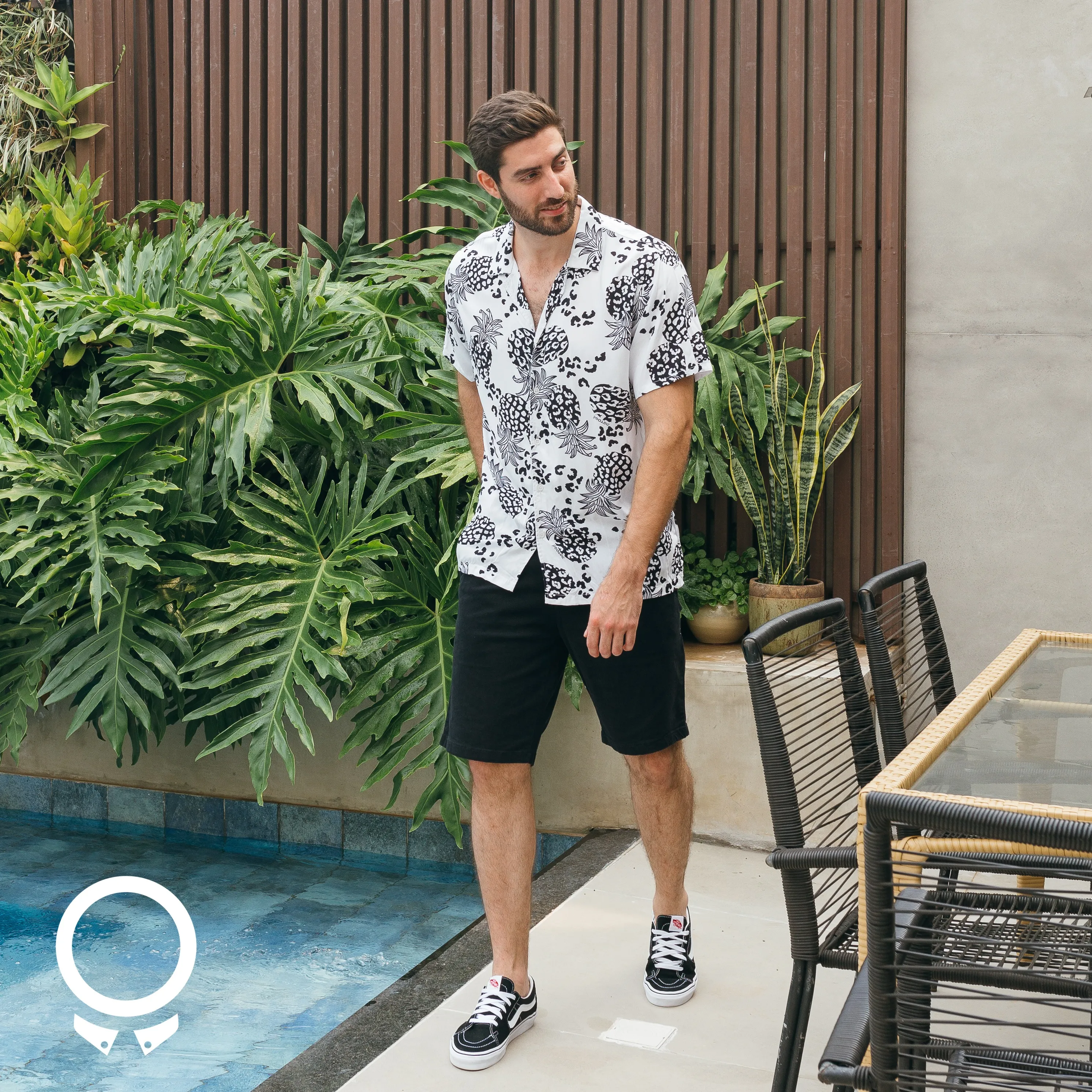 CAMISA LIBERATO BASICS PLAYERA NEGRA PIÑAS