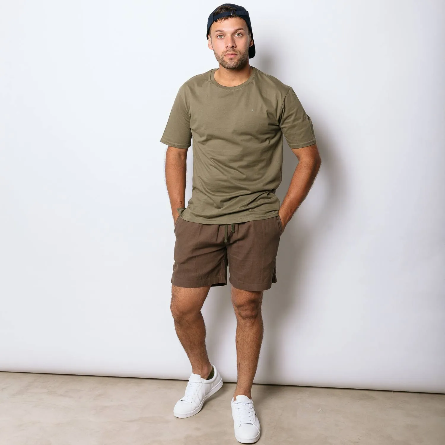 SHORTS LIBERATO BASICS DE LINO MARRON