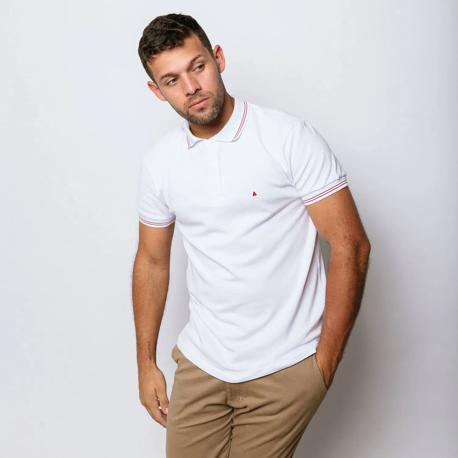 REMERA POLO LIBERATO BASICS BLANCA LOGO ROJO
