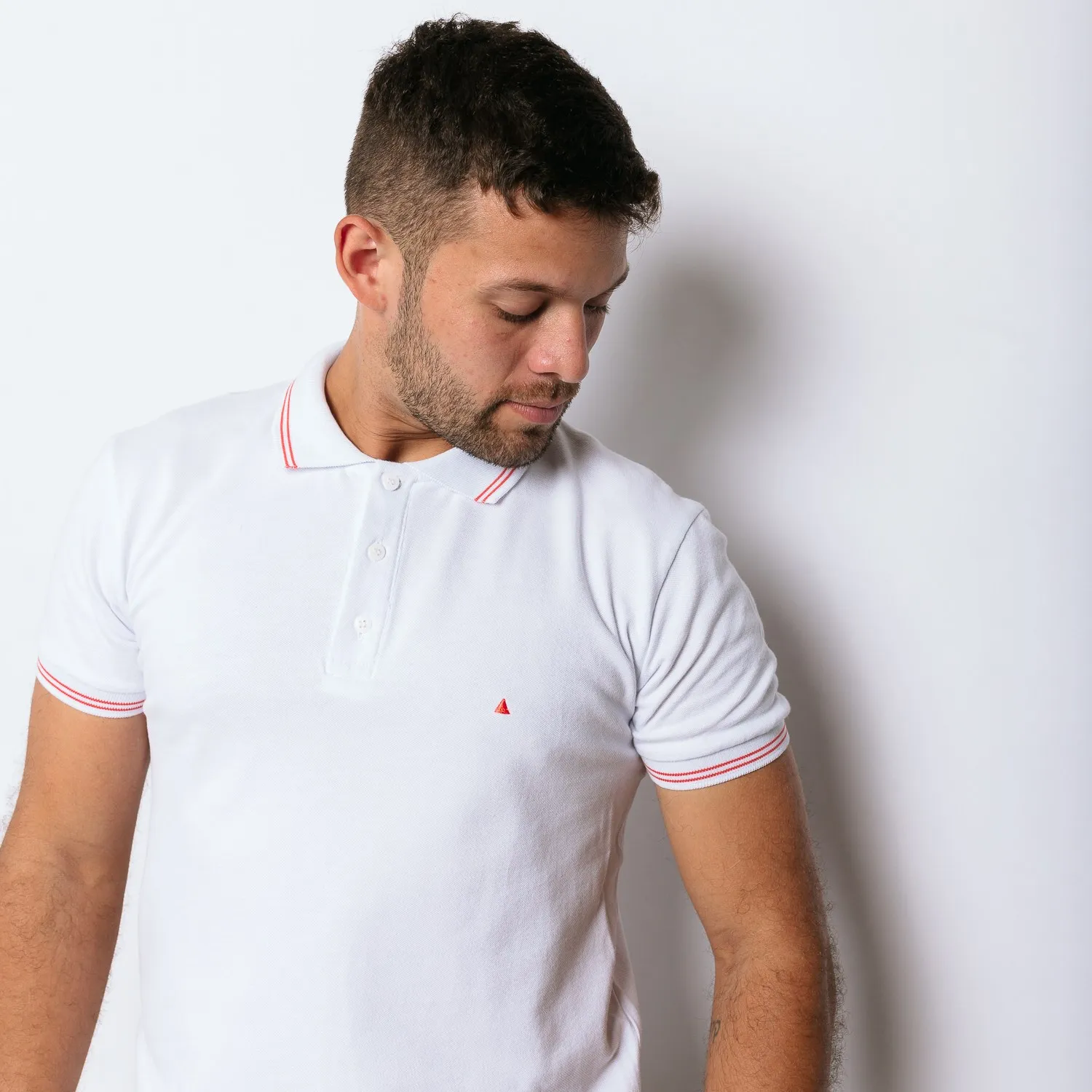 REMERA POLO LIBERATO BASICS BLANCA LOGO SALMON