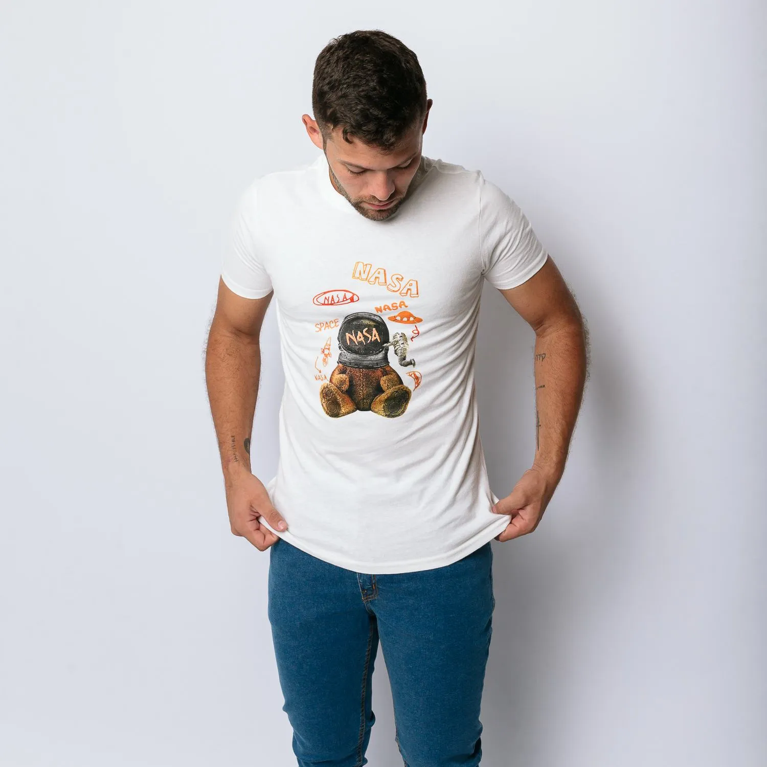 REMERA LIBERATO BASICS REGULAR FIT BLANCA BEAR NASA