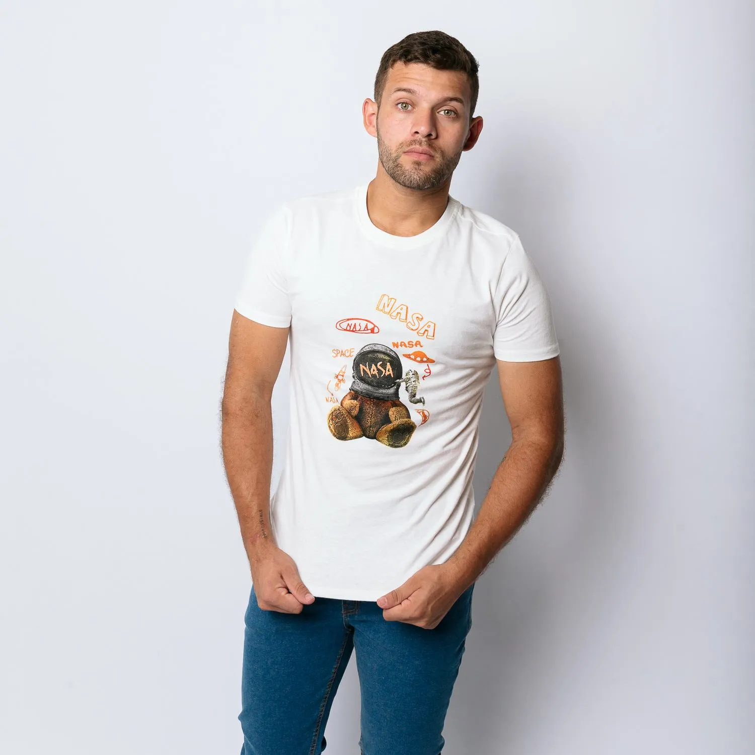 REMERA LIBERATO BASICS REGULAR FIT BLANCA BEAR NASA