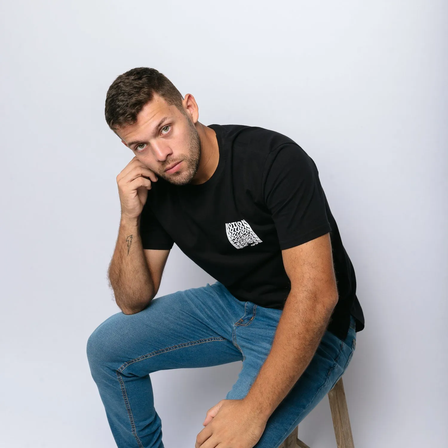 REMERA LIBERATO BASICS OVERSIZE NEGRA MOTION