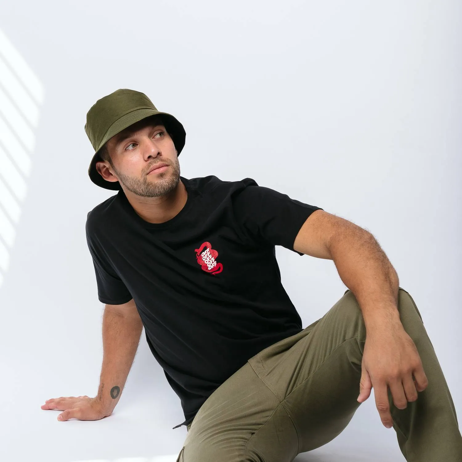 REMERA LIBERATO BASICS NEGRA OFF