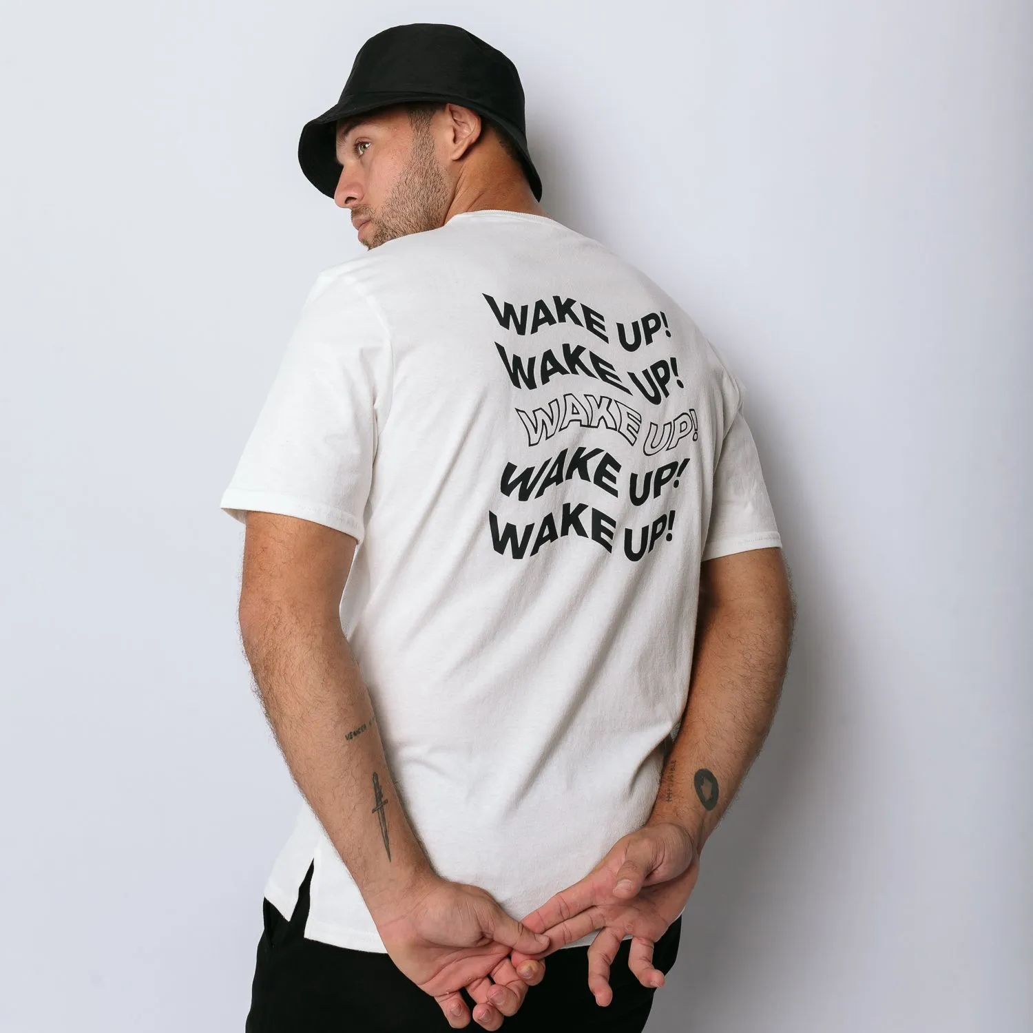 REMERA LIBERATO BASICS OVERSIZE BLANCA WAKE UP!