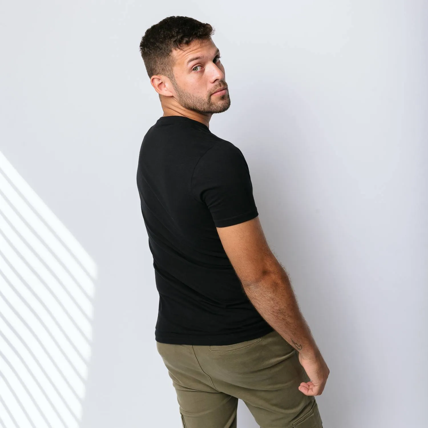 REMERA LIBERATO BASICS REGULAR FIT NEGRA