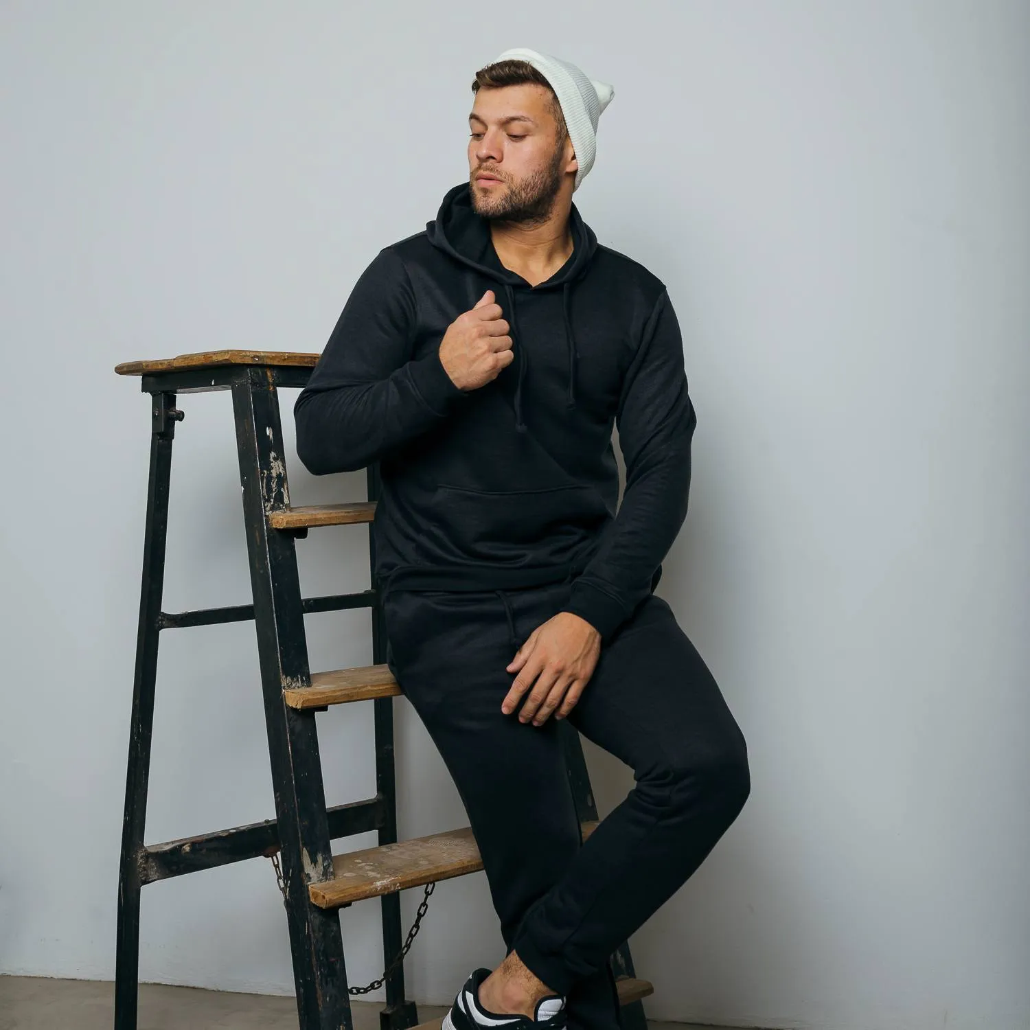 JOGGER LIBERATO BASICS NEGRO