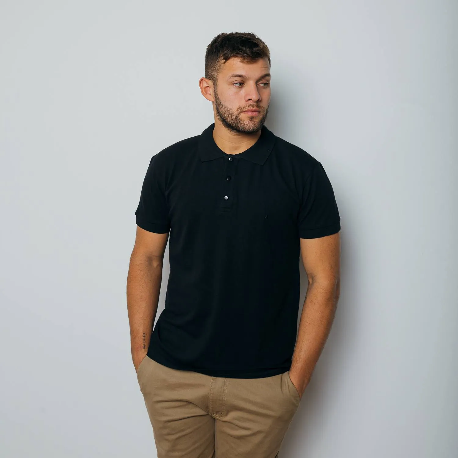REMERA POLO LIBERATO BASICS NEGRA