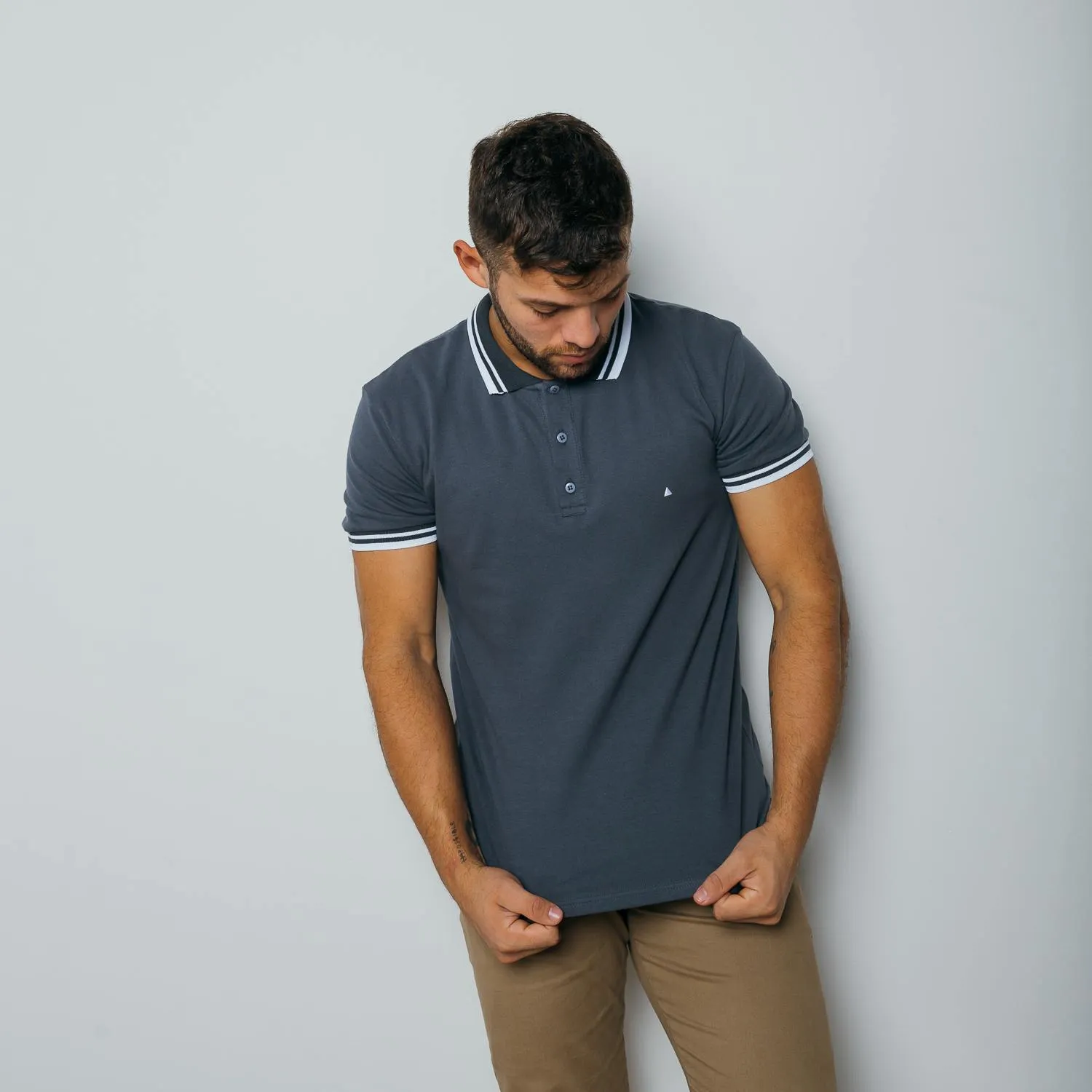 REMERA POLO LIBERATO BASICS GRIS OSCURO DETALLE BLANCO
