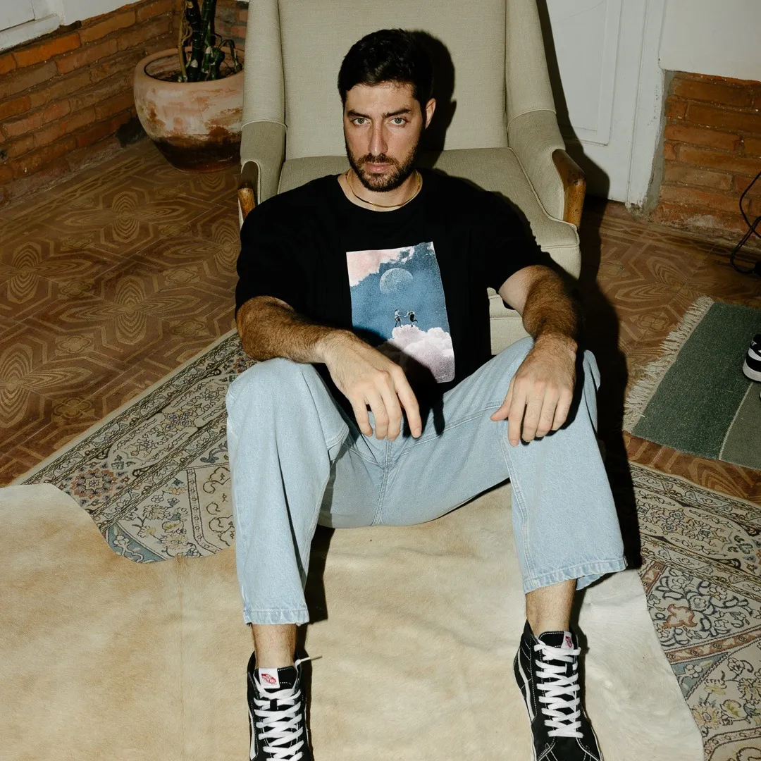 REMERA LIBERATO BASICS OVERSIZE NEGRA DANCING IN THE CLOUDS