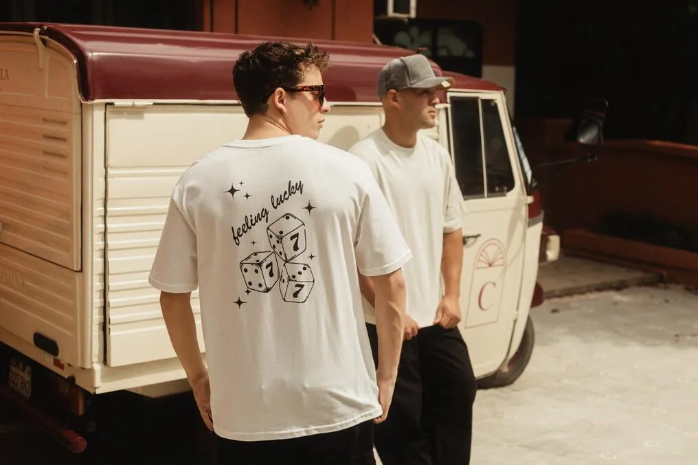 REMERA OVERSIZE PREMIUM 250 GSM LIBERATO BASICS  MARFIL  FEELING LUCKY