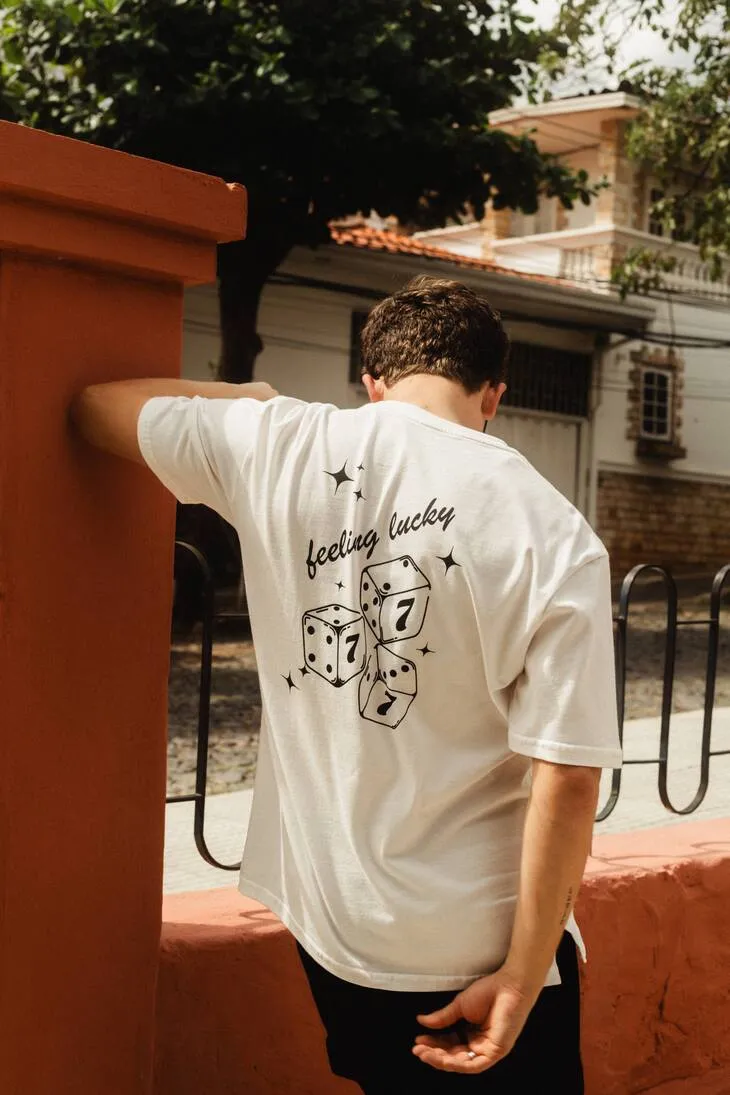 REMERA OVERSIZE PREMIUM 250 GSM LIBERATO BASICS  MARFIL  FEELING LUCKY