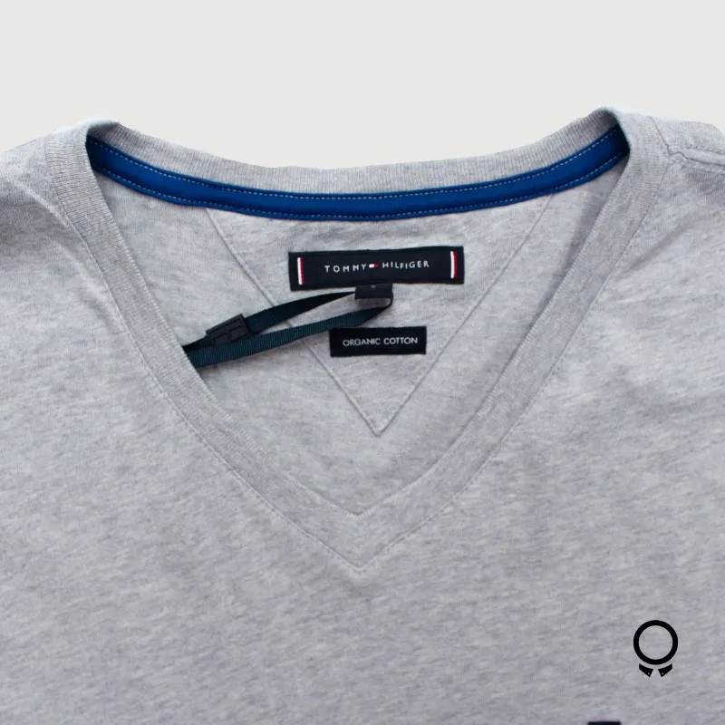 REMERA TOMMY HILFIGER CUELLO V GRIS