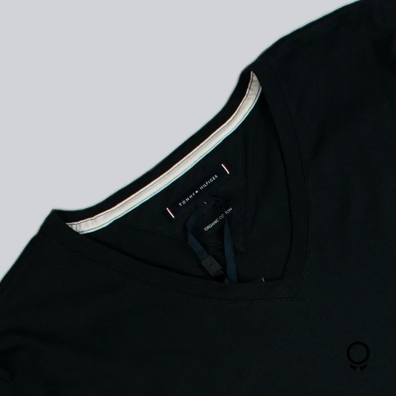 REMERA TOMMY HILFIGER CUELLO V NEGRO