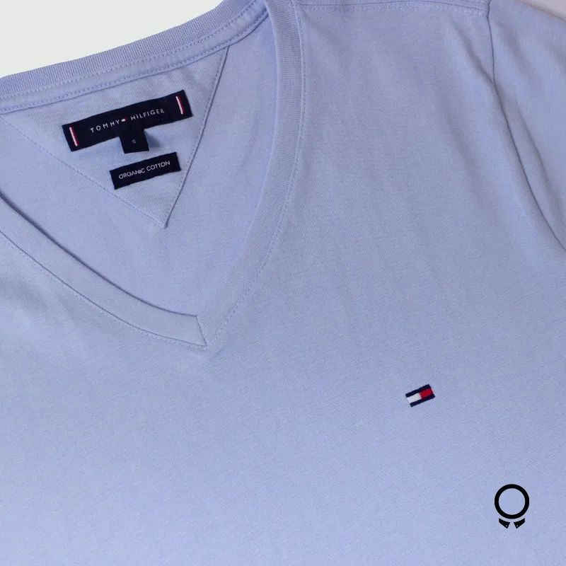 REMERA TOMMY HILFIGER CUELLO V CELESTE