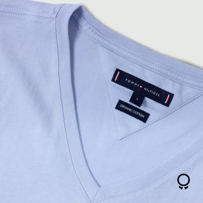 REMERA TOMMY HILFIGER CUELLO V CELESTE