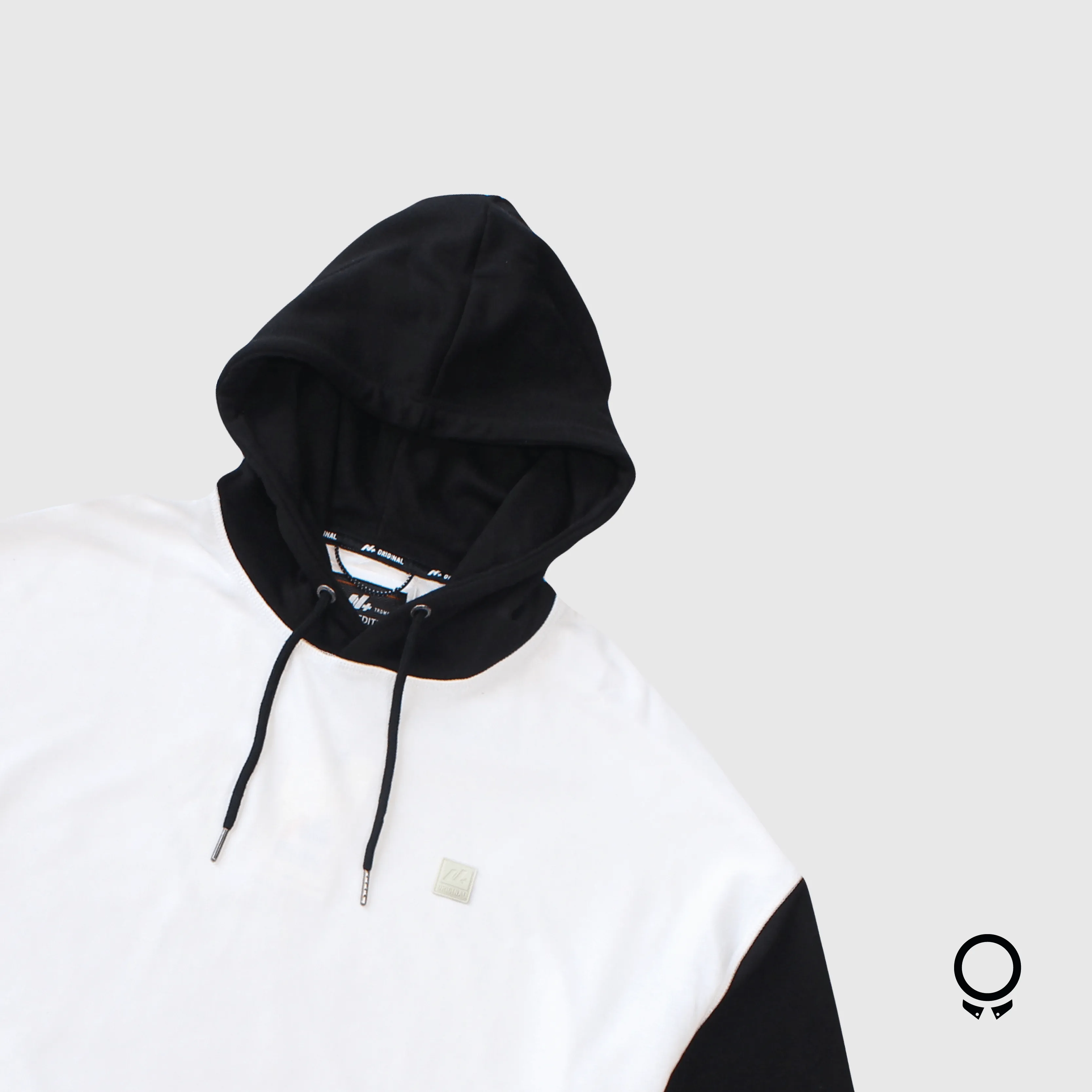 HOODIE N+ CON RECORTES BLANCO Y NEGRO