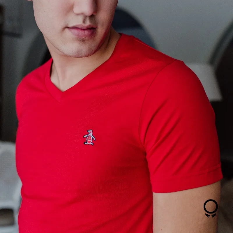 T-SHIRT PENGUIN CUELLO V ROJA