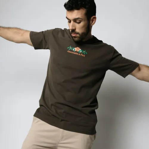 REMERA ABERCROMBIE FLOWERS MARRON OSCURO
