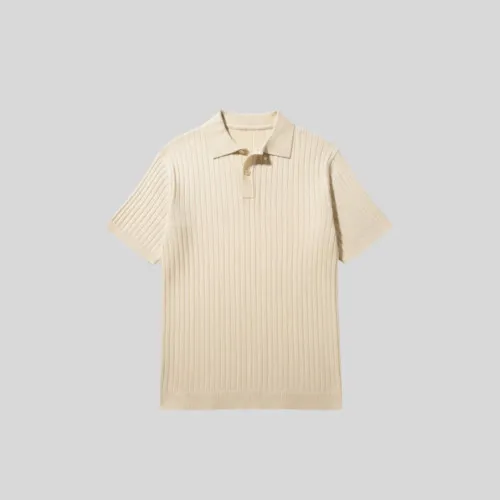 REMERA LIBERATO JOHNNY COLLAR BEIGE CLARO