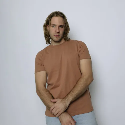 REMERA LIBERATO REGULAR FIT MARRON